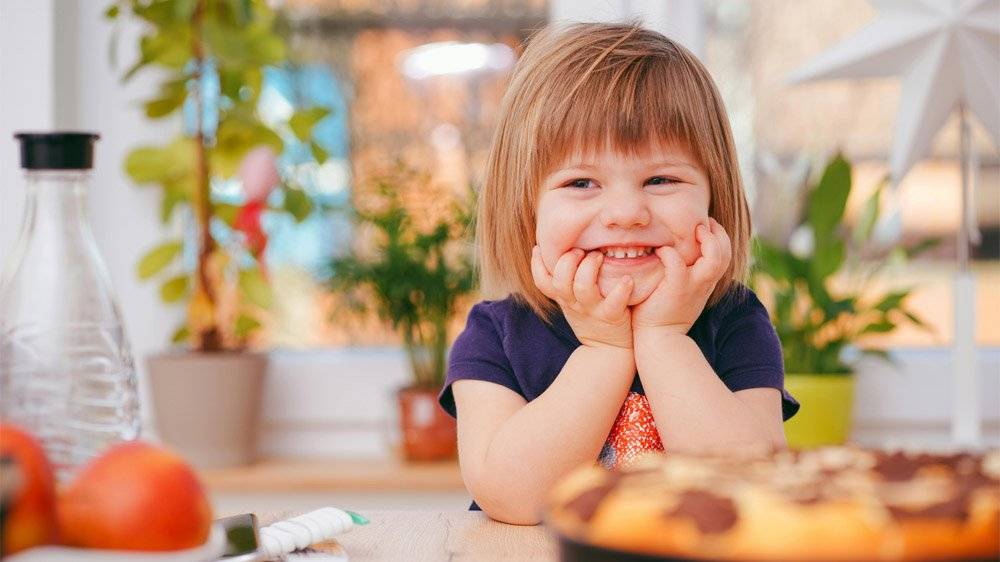 Začátek školního roku je za dveřmi a s ním i návrat do kroužků, sportů či uměleckých aktivit. Brňané a Brňanky mohou už druhým rokem využít Rodičovské vouchery, díky nimž město pomáhá rodinám financovat volnočasové aktivity dětí. Jen letos město na vouchery poslalo rodičům více než 11 milionů korun. Každé dítě s trvalým pobytem v Brně mladší 18 let může získat až 4 000 kreditů (1 kredit = 1 Kč). Podmínkou je, aby roční čistý příjem domácnosti nepřesáhl 750 000 korun (u rodin se třemi a více dětmi je limit vyšší). Program začal loni, kdy město vyplatilo téměř 24 milionů korun. Pro rok 2025 je v rozpočtu připraveno až 100 milionů korun, z nichž bylo do července vyčerpáno jen něco málo přes 11 %. 📅 O kredity je možné žádat až do 30. listopadu 2025, ale pozor – nelze je využít zpětně na už probíhající aktivity. 👉 Více informací a žádost najdete na brnoid.cz.