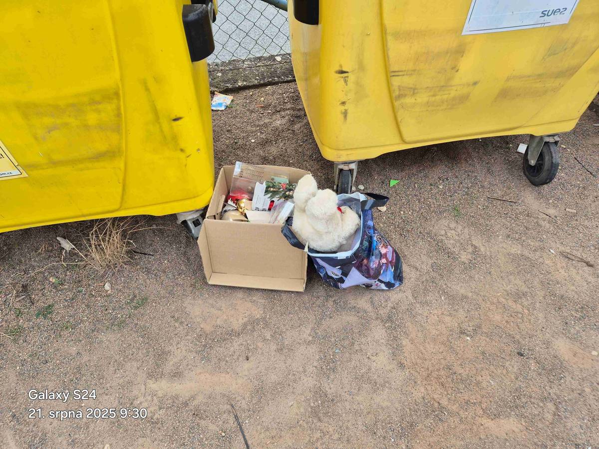 Dobrý den, posílám foto, jak někdo opět odložil věci tak, jak je zakázané. Ke kontejnerům na plast odložil plyšáky a plnou krabici vánočních ozdob, jestli si myslel, že někomu udělá radost, tak to ne, tento odpad patří do komunálního odpadu - vánoční ozdoby a plyšáky odložit do kontejneru na oděvy, který je u KD. Dále se někdo zbavil NTB viz druhé foto, který vyhodil do kontejneru na plast. Jedná se o elektroodpad, který zdarma odebírají ve sběrném dvoře v Lipůvce. Prosím chovejte se u kontejnerů jako doma, alespoň uvidíme jak to u Vás vypadá. Josef Hemzal, starosta