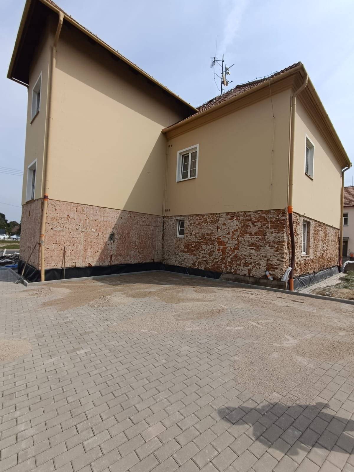 V bytovém domě  č. 32, který byl poškozen při povodních, probíhá intenzivní obnova vnitřních prostor. ✅ Ve všech třech bytech a společenských prostorách jsou hotové rozvody vodoinstalace a elektroinstalace, již byly nataženy sanační omítky a nyní se čeká na provedení finálních omítek. Na začátku příštího týdne by měla proběhnout také výměna oken. Zároveň se dokončují venkovní úpravy včetně izolace domu. Rekonstrukce postupuje podle plánu.