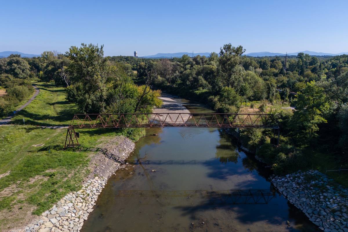 V Karviné se letos opravuje i staví hned několik mostů a lávek – některé projekty jsou už téměř hotové, jiné startují v nejbližších týdnech: ✅ rekonstrukce mostu přes Železárenský potok (dokončení v září) ✅ nová lávka pro pěší pod zámeckými schody ve Fryštátě (dokončení v říjnu) ✅ výstavba přeshraniční lávky v Karviné-Loukách směrem na polský Hażlach (do konce roku) ✅ oprava mostu Sokolovských hrdinů v Darkově (stoletý most – opravy finišují) 👉 Již v září začne rekonstrukce mostu přes Larischův příkop na ul. Lešetínská. 👉 Na příští rok se připravuje rekonstrukce propustku na Bohumínské a také nová lávka pro pěší a cyklisty přes Olši ve Starém Městě, která propojí ulice U Řeky a Sovinecká a napojí se na cyklostezku. 🚲 💬 „Rozšíří se tak naše dnes už velmi kvalitní síť cyklostezek – jsme totiž druhým městem v republice s nejpropracovanější cyklistickou infrastrukturou,“ řekl primátor Karviné Jan Wolf (SOCDEM). 🔧 Město se o mosty a lávky stará dlouhodobě – kromě velkých investic probíhají i pravidelné prohlídky a údržba.