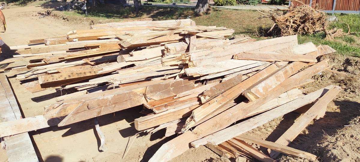 Dnes od 17 hodin bude za odvoz k dispozici palivové dřevo z bývalé bytovky, které je narovnáno na poli pod základní školou. Příjezd k místu je možný od tělocvičny a dále pak podél živého plotu Padalíkových. Zájmci musí dřevo odebírat postupně tak, aby nevznikal nepořádek. V žádném případě není možné vstupovat na staveniště. Odběr dřeva je na vlastní nebezpečí.