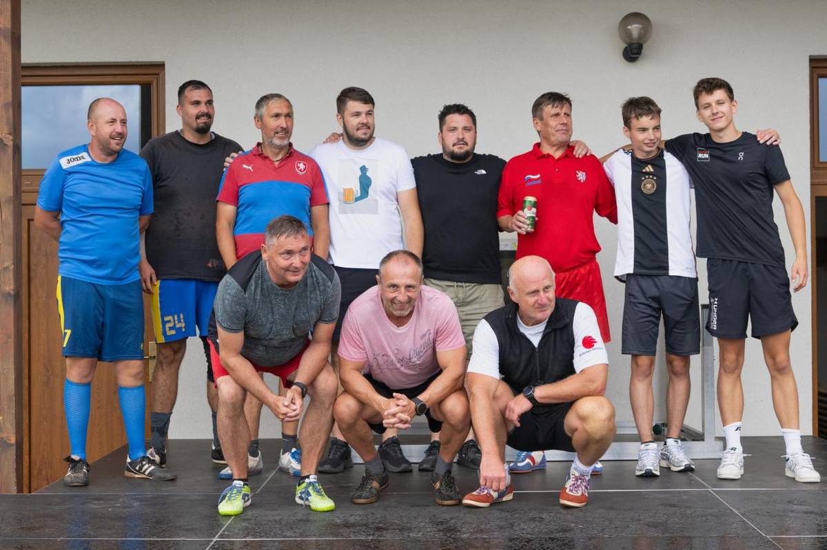 Nohejbalový turnaj trojčlenných mužstev.