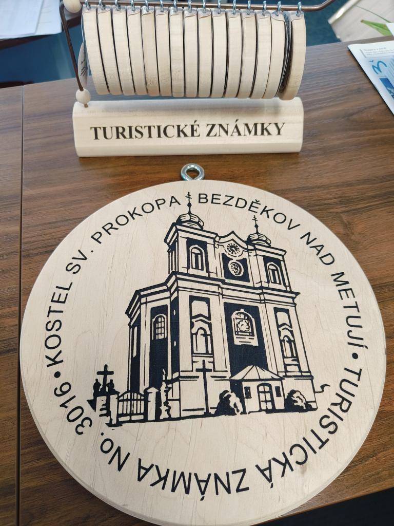 Obec Bezděkov nad Metují se může pochlubit novou turistickou známkou č. 3016 s motivem našeho kostela sv. Prokopa.