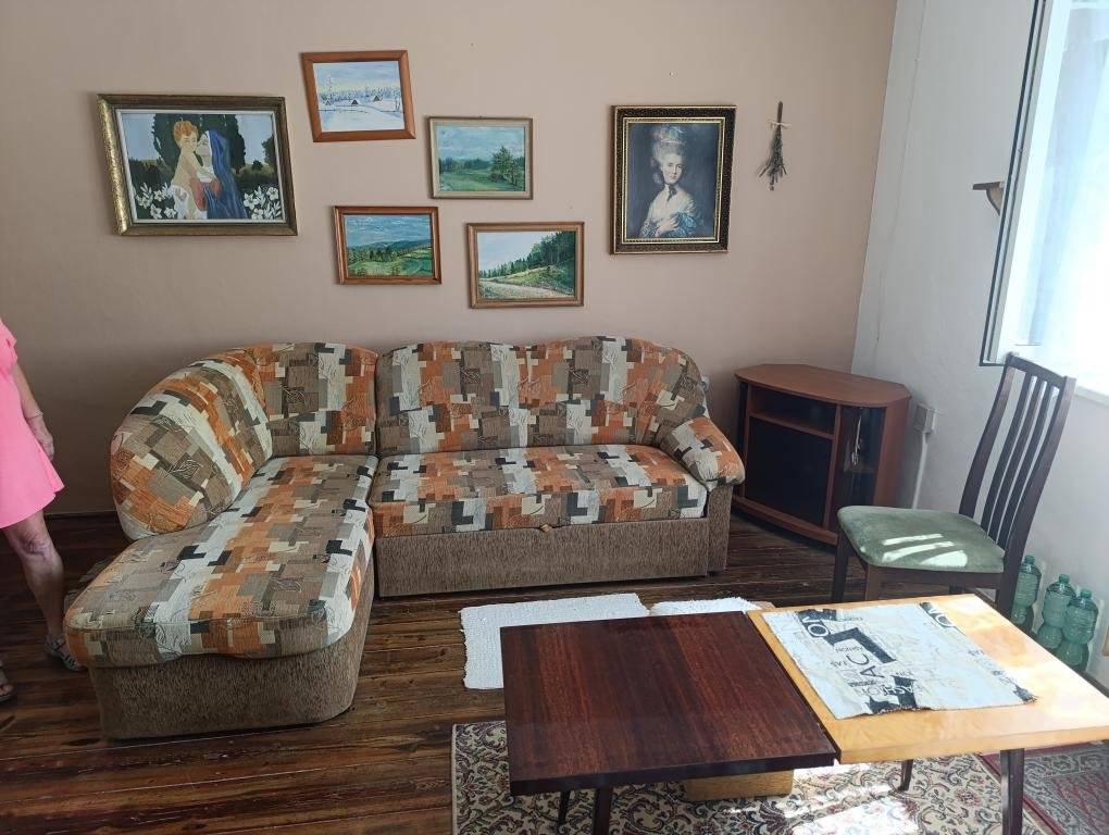 Dobrý den, Paní Trávníčková z č. p. 59 ulice Na Návsi vyklízí nemovitost a nabízí za odvoz starší nábytek různého druhu (viz foto). V případě zájmu volejte na telefonní číslo 775 117 761