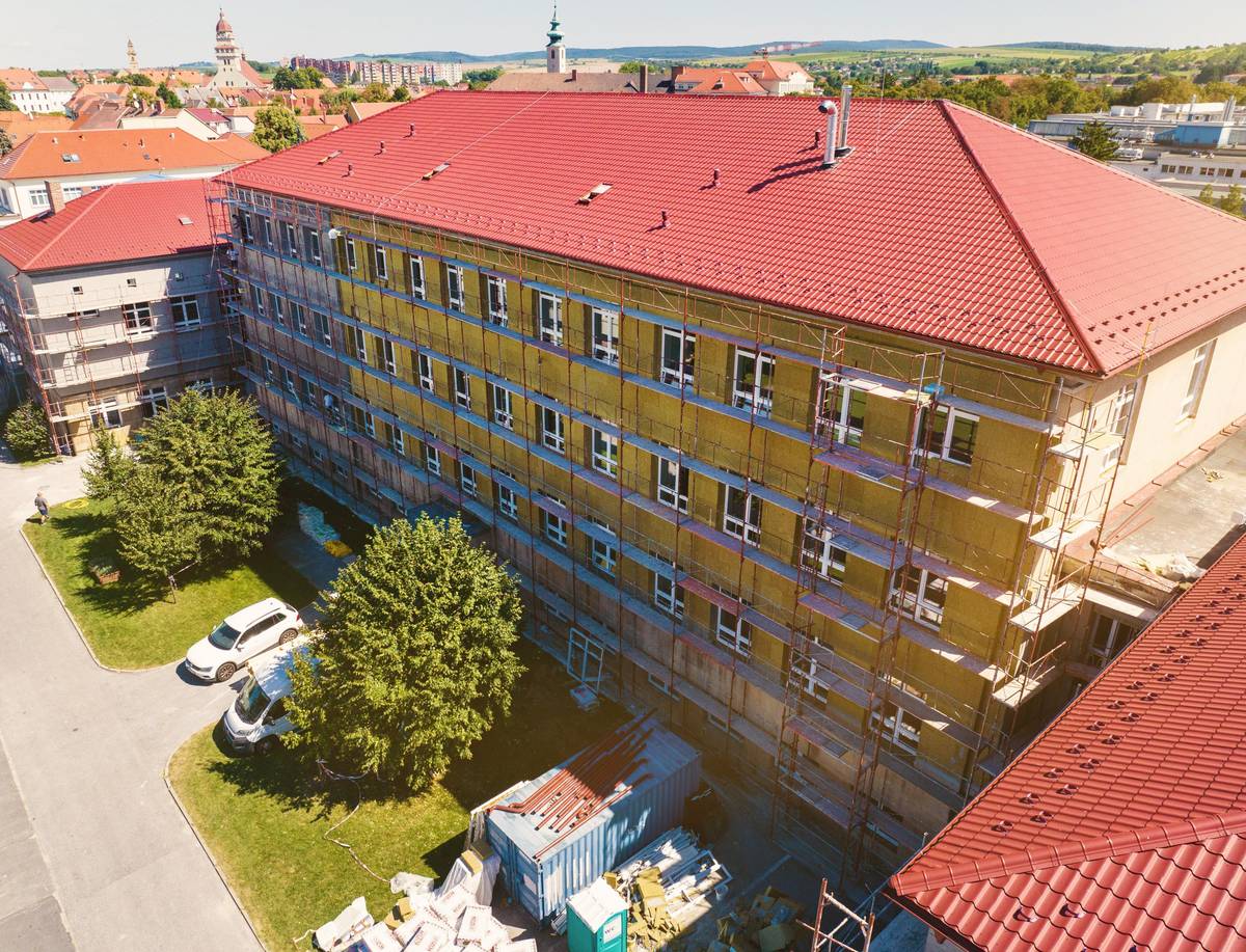 Strážnická nie je jediná, ktorá cez letné prázdniny prechádza rekonštrukčnými prácami - aj na Základnej škole Mallého prebiehajú veľké investície do budúcnosti našich detí a prostredia, v ktorom vyrastajú. Zatepľuje sa fasáda a strecha, menia sa okná i dvere a modernizuje sa vykurovanie, čo spoločne prinesie úsporu primárnej energie až na úrovni 58,6 %! V súčasnosti sa dokončujú práce v interiéri, aby rekonštrukcia nezasahovala do začiatku školského roka. Dokončenie prác v exteriéri je naplánované na september / október.