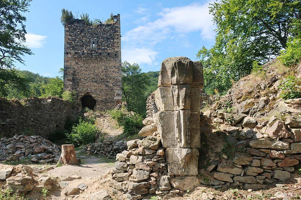 Město Osek ve spolupráci s Ústavem archeologické památkové péče severozápadních Čech připravuje rozsáhlý projekt zaměřený na propagaci a dokumentaci hradu Rýzmburk.