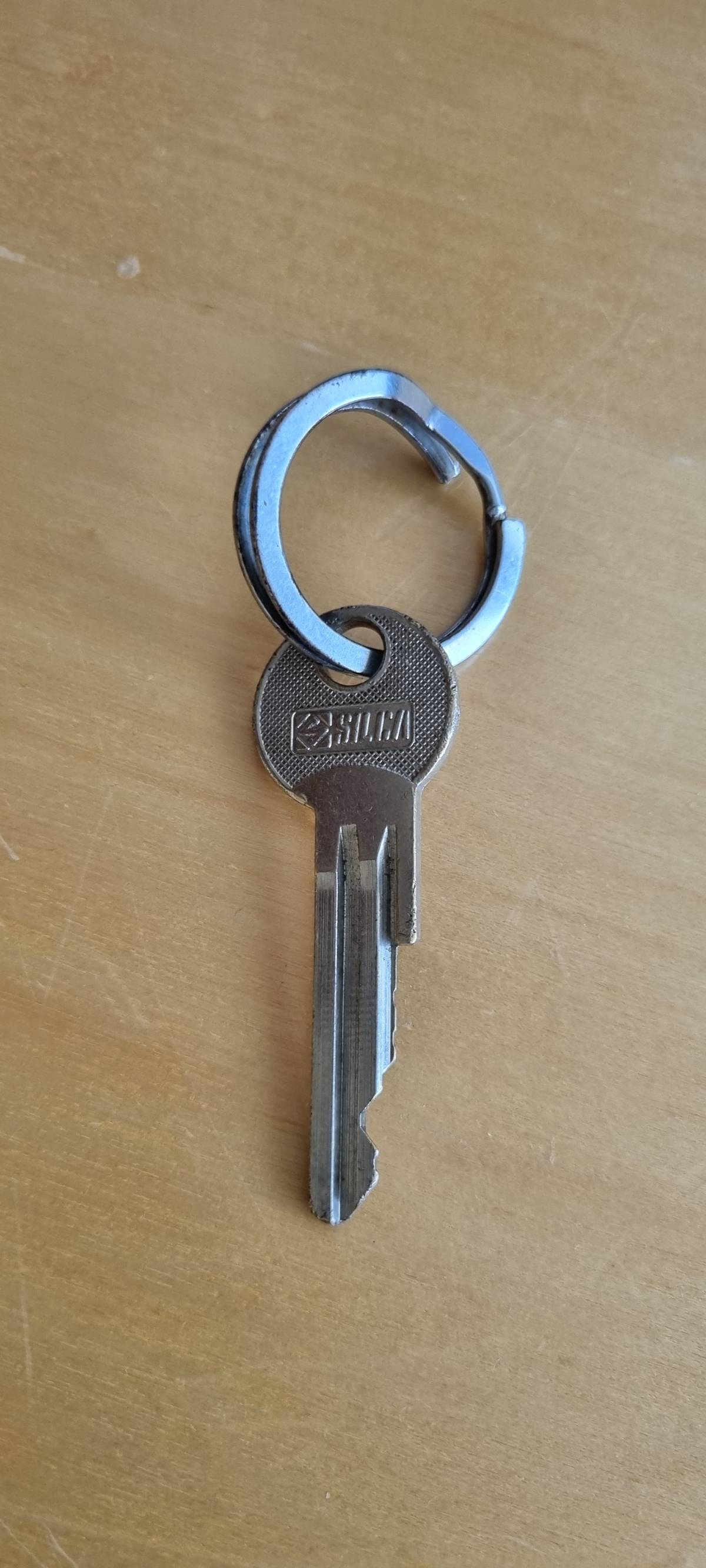 Na začátku cyklostezky ve směru z Ústína do Topolan byl nalezen klíč. Majitel se může přihlásit na tel.č. 724 434 443. Děkujeme za případné sdílení, aby se klíč co nejdříve dostal k oprávněnému vlastníkovi.