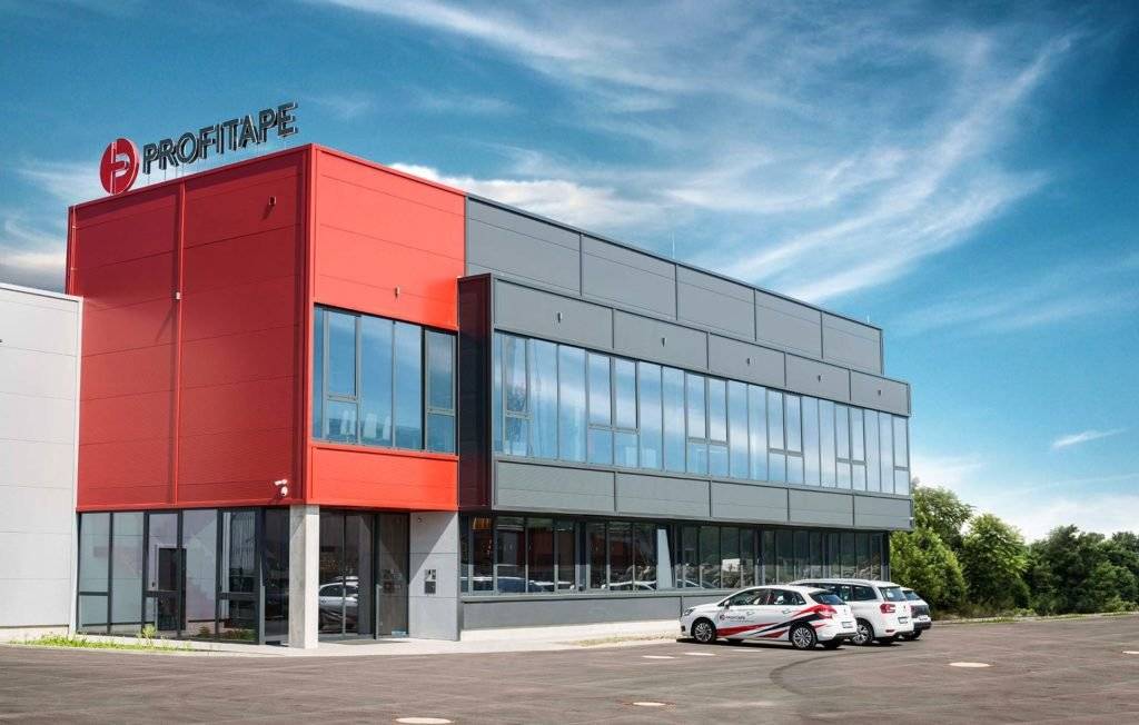 Hledáme paní na úklid na částečný uvázek  ( 5x4hod) / případně na dohodu ( 3x týdně 5 hodin) Hledáme posilu na úklid – Profitape s.r.o. (Páskov) Naše firma Profitape s.r.o. hledá spolehlivou paní na úklid našich kancelářských prostor. Nehledáme „někoho na chvilku“, ale stabilní a dlouhodobou posilu do týmu. Co vás čeká:  pravidelný úklid kanceláří, sociálních zařízení (toalety, šatny, sprchy), jídelny, vestibulu, vstupní haly a schodiště drobné činnosti podle potřeby (utření parapetů, občasné mytí mikrovlnky, lednice, ometení pavučin, zalití květin apod.) úklid se netýká výrobních prostor  Rozsah práce:  aktuálně úklid probíhá 3× týdně (po, st, pá) vždy cca 5 hodin od 15:00 jsme ale otevřeni i variantě každodenního úklidu 4 hodiny denně (tedy poloviční úvazek) – záleží na domluvě  Požadujeme:  spolehlivost a pečlivost schopnost pracovat samostatně dochvilnost a férový přístup  Nabízíme:  stabilní zázemí české firmy férové jednání a dlouhodobou spolupráci možnost domluvit pracovní dobu dle provozu (začátek nejdříve od 14:00) ohodnocení odpovídající rozsahu a kvalitě práce  Nástup dle dohody Kontakt: Šimíčková Martina/ tel.725504915