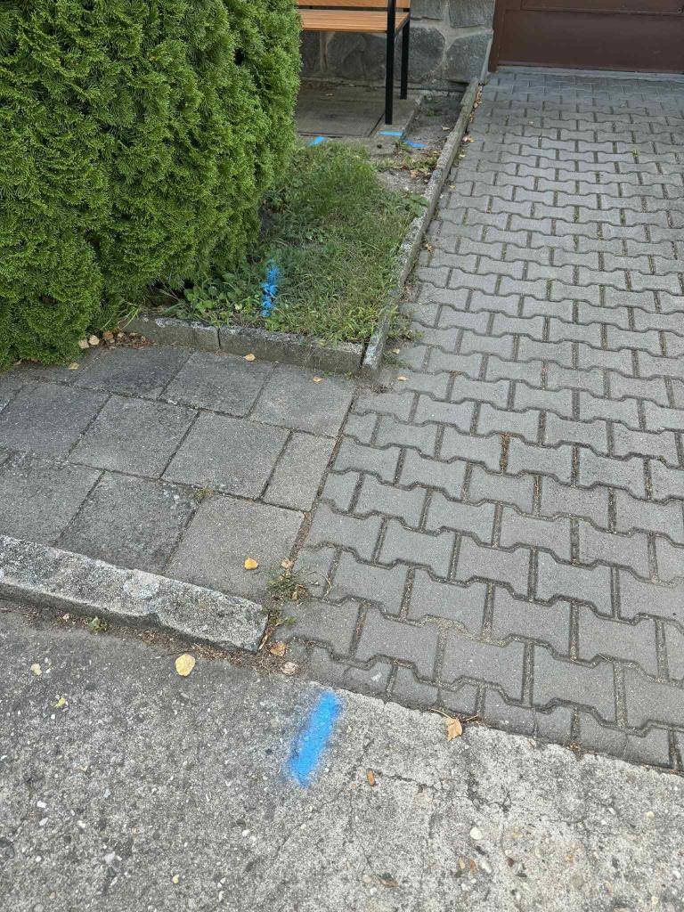 V naší obci se objevilo barevné značení, které označuje inženýrské sítě související s plánovanými investicemi. Práce začnou tento týden a další informace budeme poskytovat.