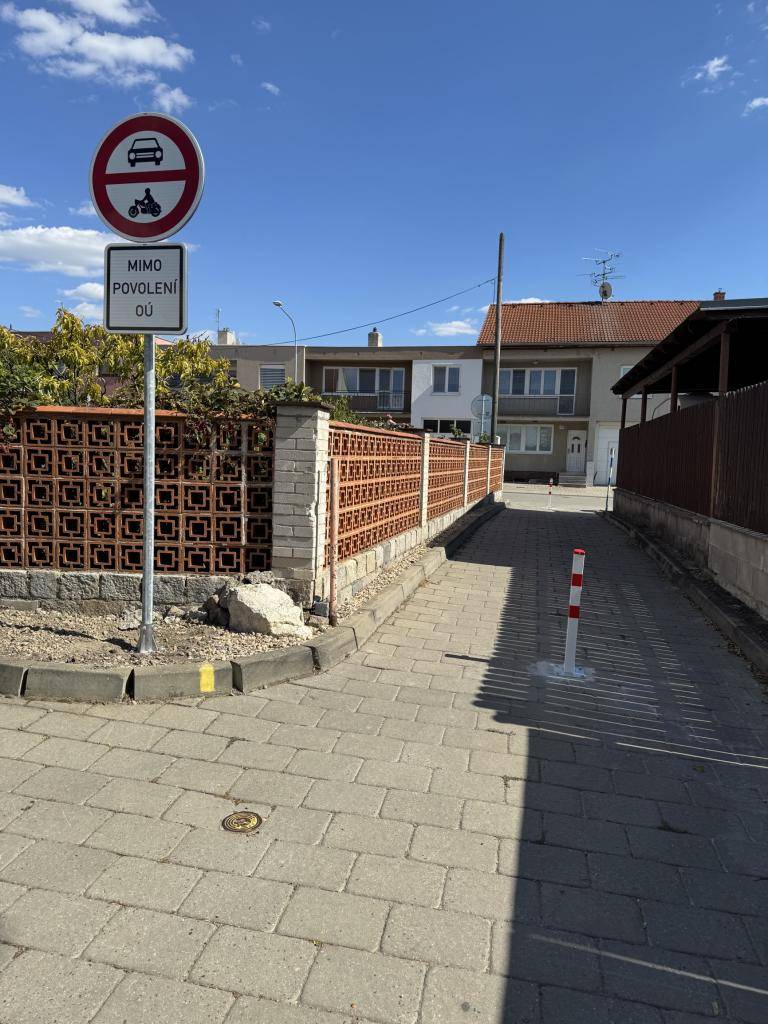 V naší obci došlo k úpravě dopravy, která zahrnuje omezení průjezdnosti uličky mezi ulicemi Mládežnická a Sklepní a vyhrazení parkovacích míst pro Cyklocentrum Březí na ulici Hlavní. Tyto změny přispějí ke zvýšení bezpečnosti dopravy v naší obci.