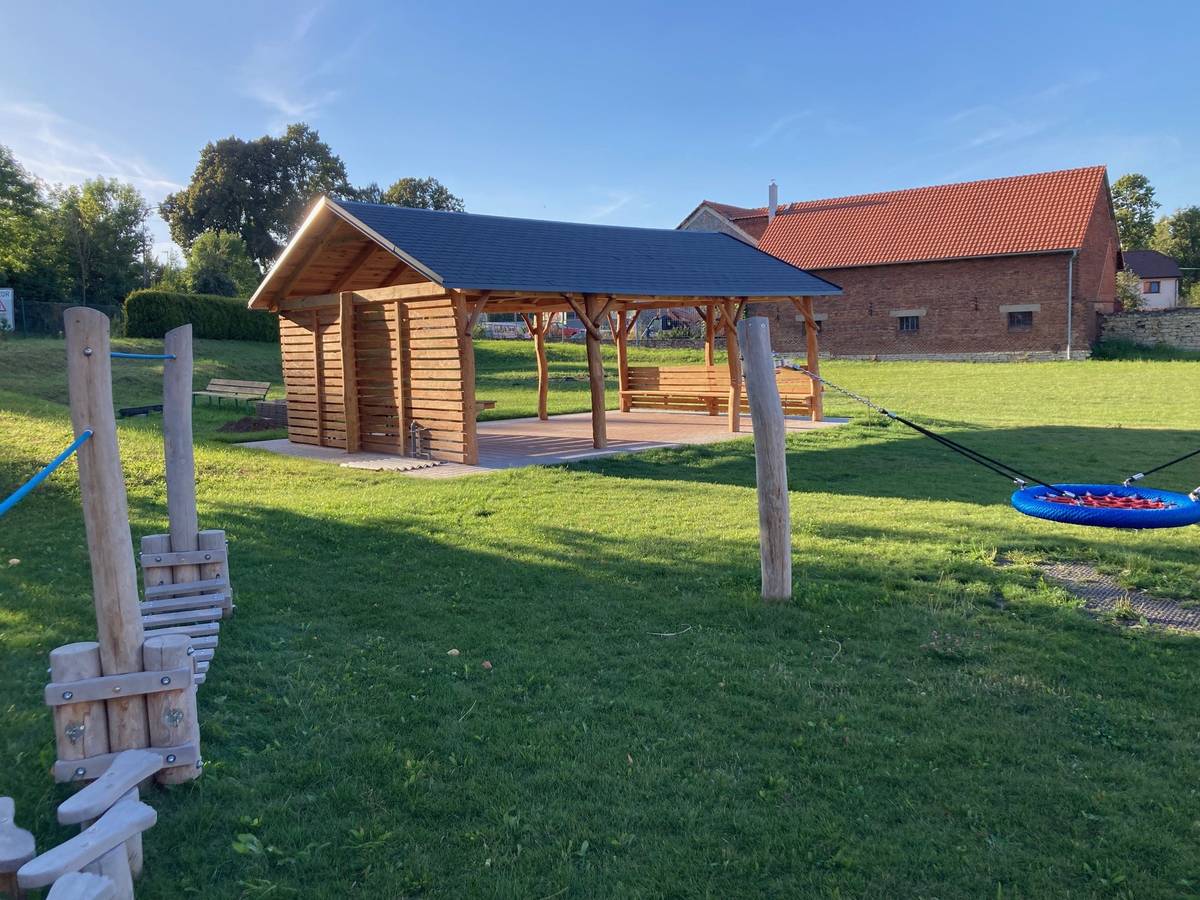 Dobrý den, právě vyšlo nové číslo Hrušovského listu, které je přílohou této zprávy. Dočtete se v něm například: - o změně u školního autobusu. od 31. 8. je v platnosti znovuobsloužení zastávek Hrušová pekárna a Cerekvice nad Loučnou, škola. Ranní školní autobus pojede z Hrušové v 7:07, JŘ přílohou - shrnutí událostí za červenec - o akcích na září Obec Hrušová