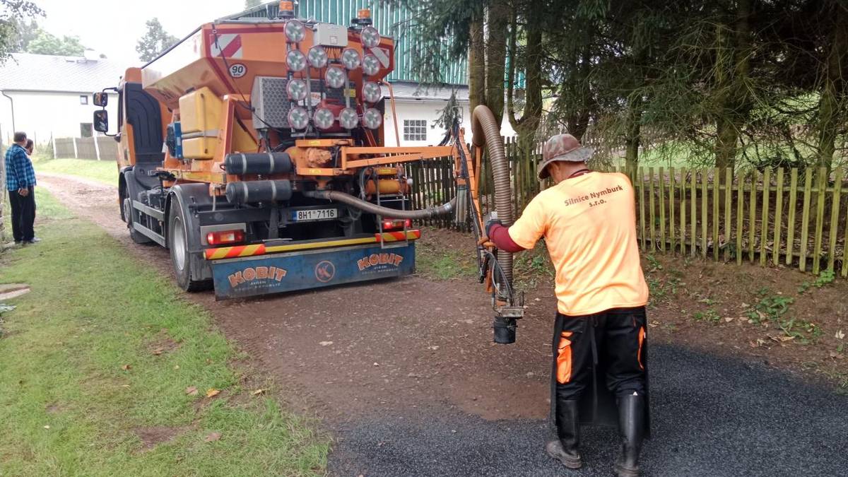 Vážení,  rádi bychom Vám touto cestou poděkovali za opravu velmi špatného úseku místní komunikace na horním konci naší obce.