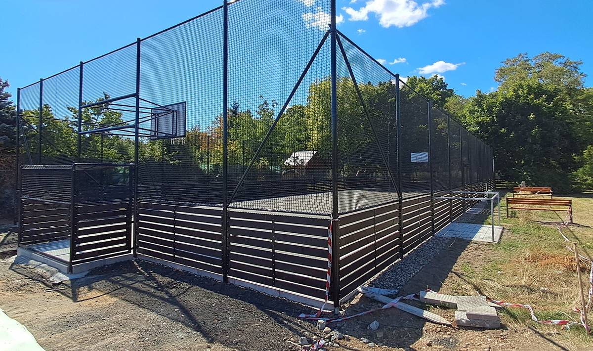 Rekonstrukce dvou sportovišť v Žatci bude v nejbližších týdnech dokončena, komplexní obnova dalších dvou sportovních areálů začíná. Město za jejich modernizace zaplatí dohromady řádově desítky milionů korun. Podle harmonogramu probíhá výstavba nového skateparku, který vzniká na místě původního areálu pod hradbami v Nákladní ulici. Moderní skatepark by měl být dokončený do 20. září. Zhotovitel postup i termíny průběžně konzultuje s městem, které k jeho aktivitě nemá žádné výhrady. Naopak se zpožděním proti původnímu plánu bude dokončená rekonstrukce sportoviště u hřbitova v ulici K Perči. Hřiště přitom mělo sportovcům sloužit už před koncem školního roku. „Práce nebyly prováděné tak, jak jsme chtěli a požadovali. Proto vše musel zhotovitel předělávat a město mu udělí sankci za nedodržení termínu,“ popsal situaci starosta města Radim Laibl. V těchto dnech má začínat rekonstrukce stadionu Mládí, který bude i nadále sloužit atletice a míčovým sportům. Zastaralé povrchy sportoviště budou nahrazeny novými. Práce by měly probíhat do konce letošního roku, provádí je společnost Swietelsky, která zajistí i rekonstrukci sportoviště u ZŠ Jižní. Tam začne modernizace fotbalového hřiště, atletického oválu a prostorů pro malý fotbal, basketbal, workout a parkour během podzimu. (kas)