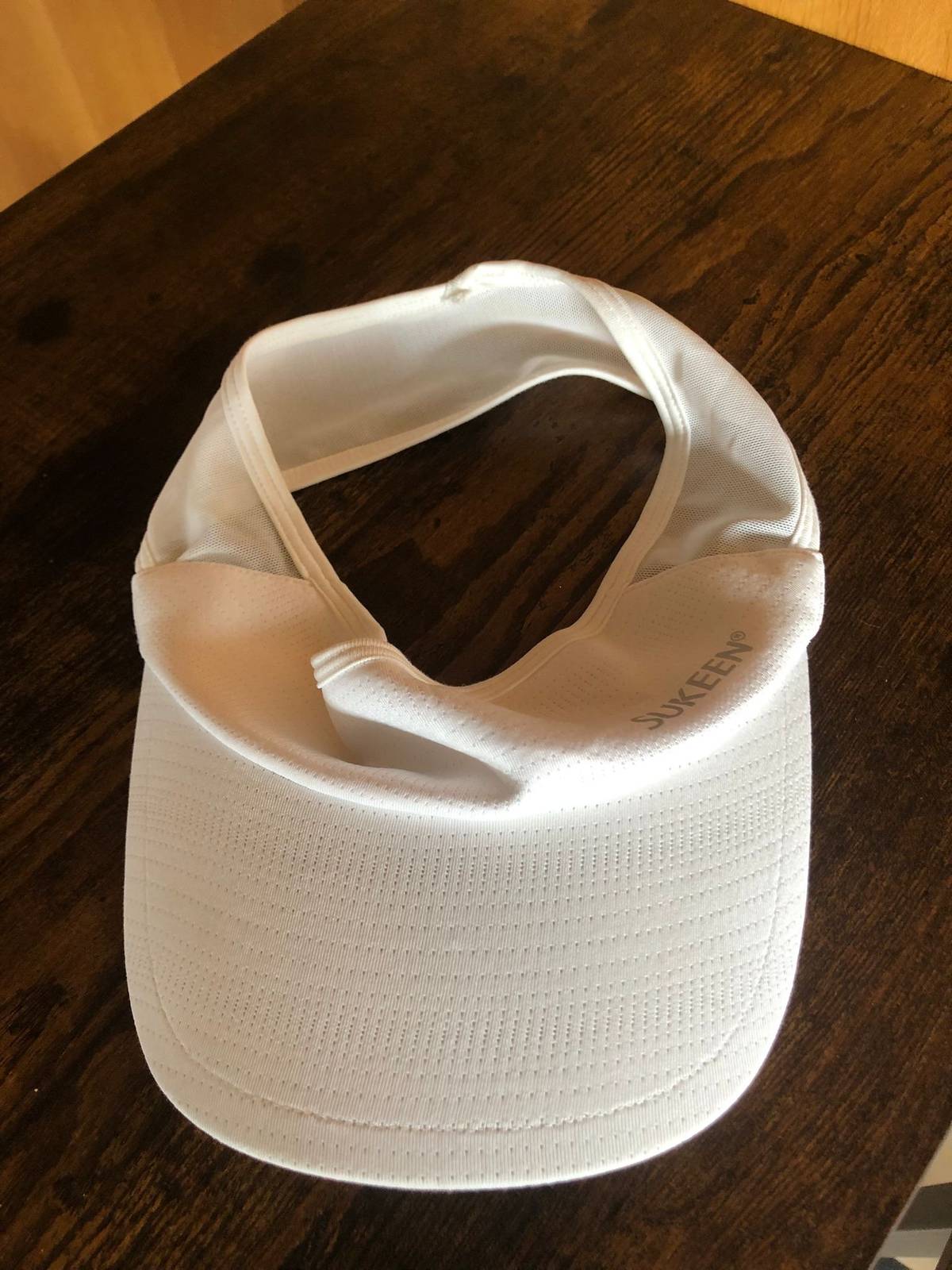 Dnes byly nalezeny na dětském hřišti v Mezné tyto pokrývky hlavy (klobouk, kšilt), viz přiložené fotografie. K vyzvednutí na c.p. 9 v Mezné.