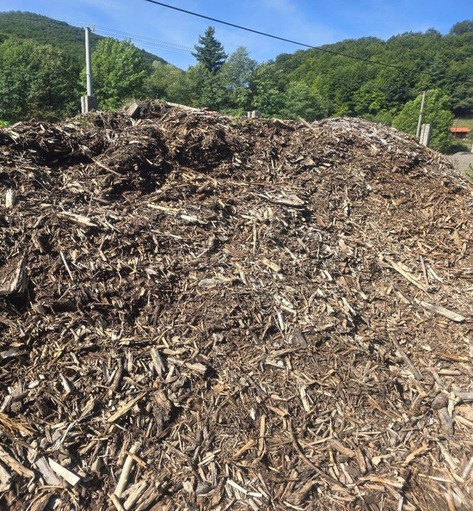 Obec Ostrý Grúň oznamuje občanom, že je k dispozícii k odberu hrubšia drevitá štiepka, ktorá vznikla pri údržbe verejnej zelene a orezávaní stromov.