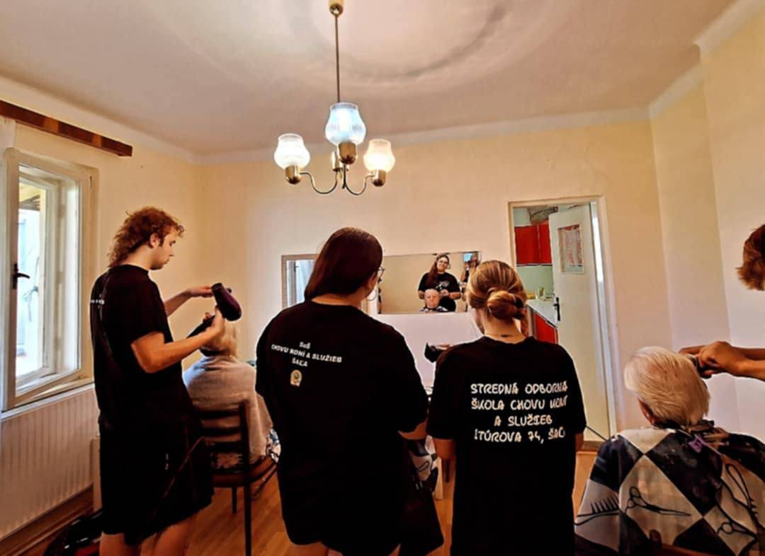 Oznamujeme občanom, že dňa 28. augusta 2025, štvrtok v čase od 8:30 hod. do 12:00 hod. budú študenti kaderníctva pod vedením Andrey Mikovej Losonskej poskytovať kadernícke služby v miestnom klube dôchodcov