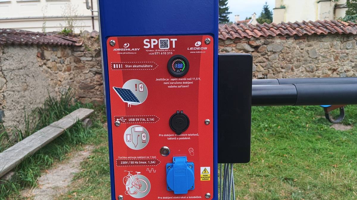 Obec Vrčeň instalovala na zahradě před Hostincem Na Faře multifunkční stojan pro potřeby cyklistů. Stojan uvítají hlavně turisté na elektrokolech, mohou si v klidu dobýt baterii, které ubývá energie. Kromě toho ale neschází běžné věci pro malé opravy - šroubováky, další drobné nářadí a samozřejmě i kompresor na dohuštění pneumatik.  Cyklisté, buďte vítáni ve Vrčeni!