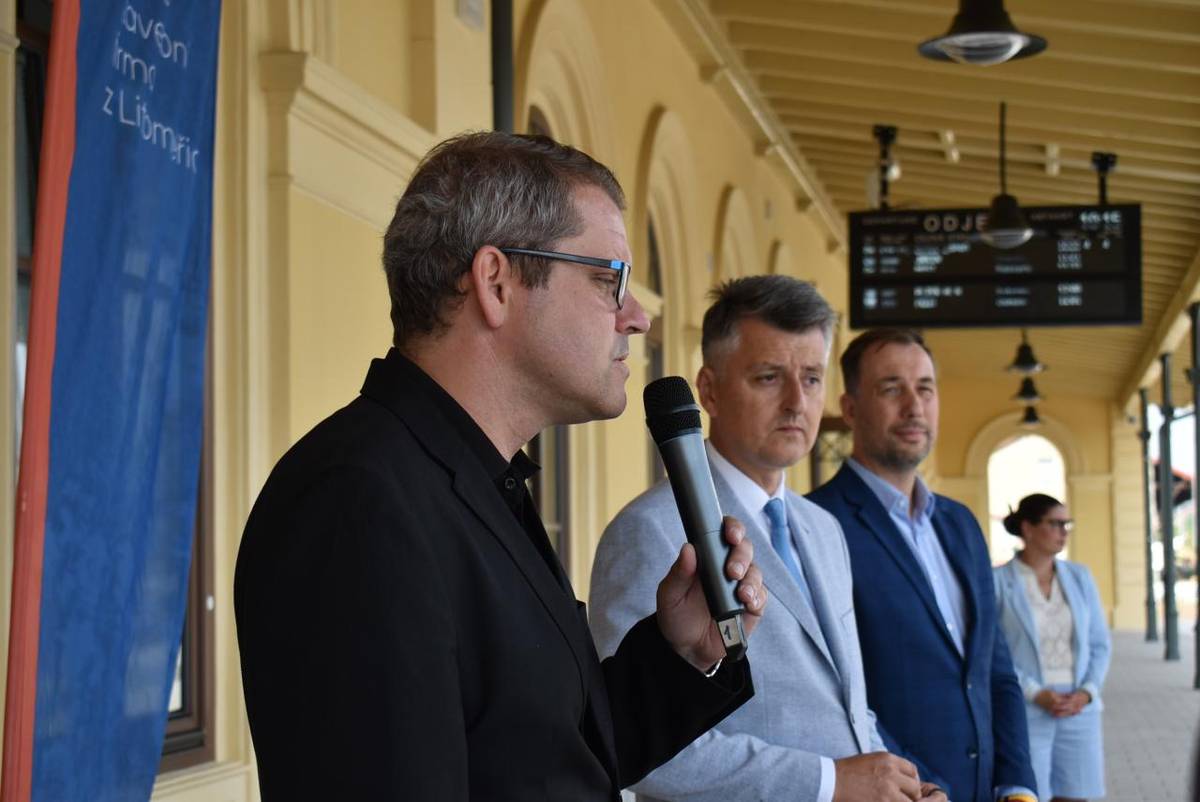 Občanům i turistům, kteří využívají vlakovou dopravu, slouží ode dneška nově zrekonstruovaná nádražní budova. Celý objekt dnes Správa železnic jako investor slavnostně představila a občané i návštěvníci Žatce jej mohou ihned využívat.