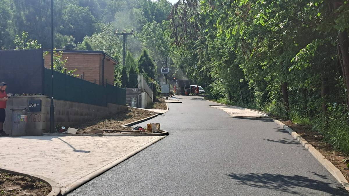 Během letních prázdnin byla zrekonstruována silnice do sportovního areálu. Stará panelová silnice byla nahrazena novou silnicí s asfaltovým povrchem. Silnice byla vyprojekována tak, aby zlepšila bezpečnost provozu va dané lokalitě a poskytla našim občanům další volná místa k parkování. Kolaudace stavby se uskuteční 18.9.2025. Celkové náklady na realizaci stavby činily 1 891 900Kč. Na realizaci projektu se obci podařilo získat finanční prostředky z dotačního programu Jihočeského kraje - "Opravy místních komunikací" ve výši 355 082Kč.