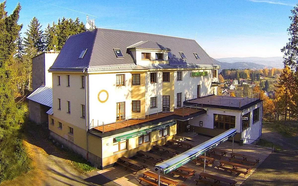 Z důvodu nepříznivého počasí je promítání letního kina v pátek 29. 8. a v sobotu 30. 8. přesunuto do sálu Parkhotelu. Začátek ve 20.00 hodin.