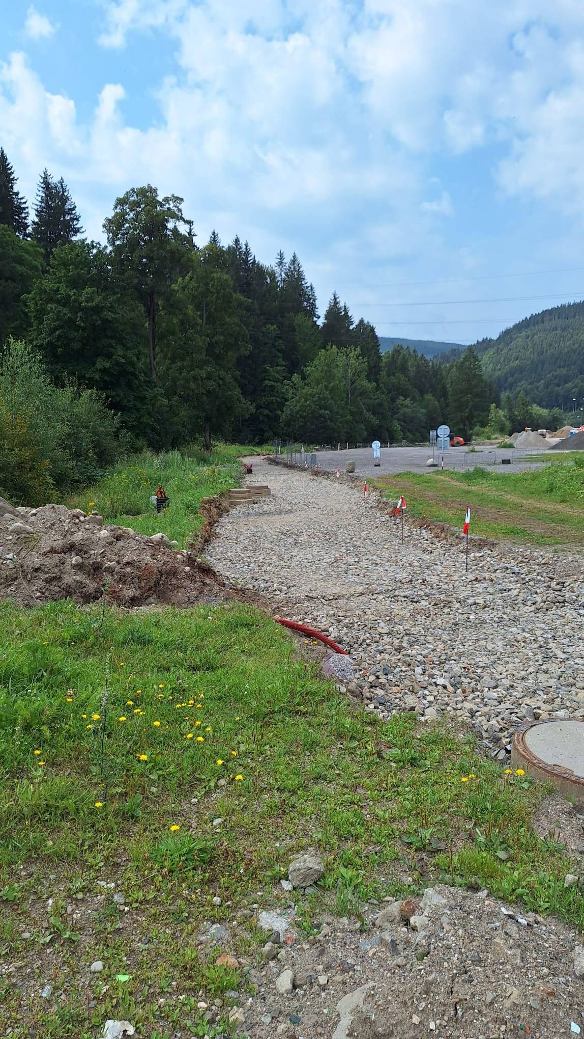 Rádi bychom vás informovali o přípravě nové stezky, která povede podél Labe od parkoviště P2, Hromovka k parkovišti P1. Stezka bude dlouhá přibližně 800m, bude osvětlená a určena chodcům, běžcům, cyklistům i in-line bruslařům.  Projekt je spolufinancován ze Státního fondu dopravní infrastruktury.