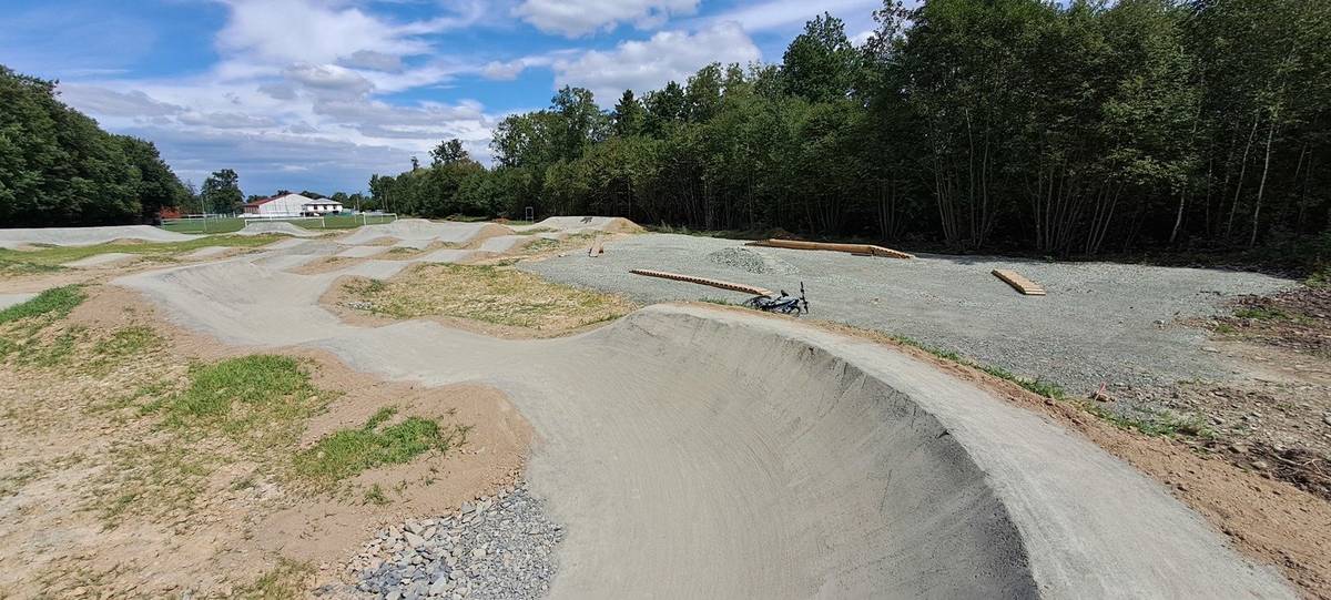 V roce 2024 jsme v areálu Sportcentra Smilovice začali s přípravou pozemku pro novou pumptrackovou dráhu – odstranění náletů, vyrovnání terénu, likvidace křídlatky a příprava projektu a žádosti o dotaci. Cílem projektu byla výstavba nového bike centra, které doplní sportovní areál o další možnosti trávení volného času a nabídne všem "bikerům" atraktivní prostor k využití.   Slavnostní otevření proběhne 5. září 2025 ve 14:00 v areálu Sportcentra Smilovice (za fotbalovými hřišti). Zveme všechny – děti, mládež i dospělé. Přijeďte si dráhu vyzkoušet nebo se jen podívat a užít si společné odpoledne. Nabízíme projížďku pumptrekem, průjezd překážkami ve skill zóně a skoky na jump line. Exhibice: Mgr. Roman Kalabus, biker, cestovatel, člen výkonného výboru ČeMBA, o.s., ...
