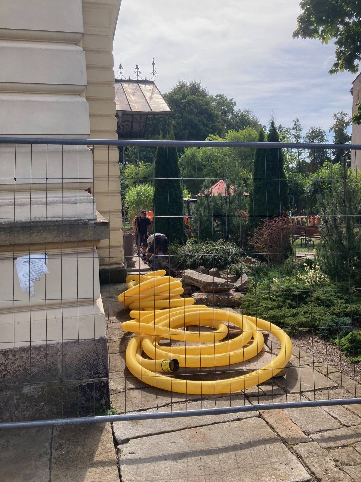 Upozorňujeme občany, že vzhledem k probíhajícím terénním úpravám kolem OÚ a MŠ bude vstup na úřad v průběhu září značně omezen. Prosíme o maximální využití online komunikace (podatelna@vitezna.cz) nebo návštěvu po předchozí domluvě na 739085781, kdy Vás pracovnice OÚ vyzvedne u branky. Úřední den je pouze v pondělí. Děkujeme za pochopení!