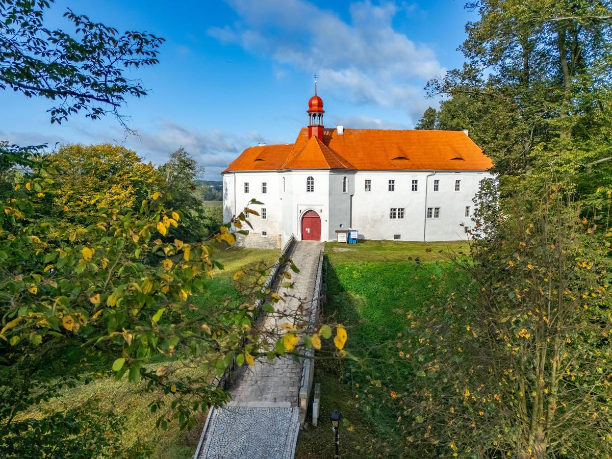 Máme velkou radost, že náš zámek Vartenberk byl vyhlášen památkou měsíce srpna za Liberecký kraj Národním památkovým ústavem. Ocenění je uznáním nejen jeho historické hodnoty, ale i úsilí věnovaného jeho ochraně a obnově. Více informací najdete zde: https://www.npu.cz/cs/pamatkova-pece/o-pamatkove-peci/pamatka-mesice/vartenberk