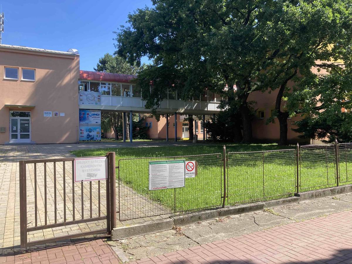 V pondělí 1. září začne nový školní rok. Na jeho začátek se připravuje i základní škola Hutník, kde během prázdnin proběhly opravy odborných učeben fyziky, chemie, cizích jazyků a výpočetní techniky – do tříd přibyly i nové tabule s dataprojektory a dotykový panel. Součástí úprav jsou také nové obklady u vstupu do jídelny. Nejvýraznější změnou však prochází vnější prostranství před hlavním vstupem do školy. „Cílem architektonického návrhu bylo vytvořit plnohodnotný, funkční a estetický veřejný prostor, který bude sloužit nejen žákům a učitelům, ale i všem veselským občanům bydlícím na Hutníku. Klíčovým motivem bylo jasně definovat hlavní vstup do areálu základní školy a ten propojit s městským veřejným prostorem. Přidanou hodnotou celého projektu i vybudování nových parkovacích míst sloužících nejen zaměstnancům školy, ale i občanům z okolních bytových domů", uvedl starosta města Petr Kolář.  Autorka návrhu Ing. arch. Sabina Zezulová rozdělila prostranství do několika zón. První tvoří reprezentativní vstupní plocha do areálu školy s pravidelnou řadou stromů. Doplňuje ji socha Matka s dítětem od Jiřího Vlacha z roku 1985, která v minulosti již byla součástí veřejného prostoru na Hutníku. Na vstupní část pak navazuje pobytová zóna určená k odpočinku a setkávání pro žáky i veřejnost. Obě části odděluje okrasný záhon, za nímž se nachází klidová parkově upravená plocha s přímým napojením na hlavní pěší tah. Součástí stavebních úprav je i nové veřejné parkoviště s kapacitou 13 míst a nové podzemní kontejnery pro ukládání tříděného odpadu. Realizace celého projektu by měla být dokončena do konce měsíce října.