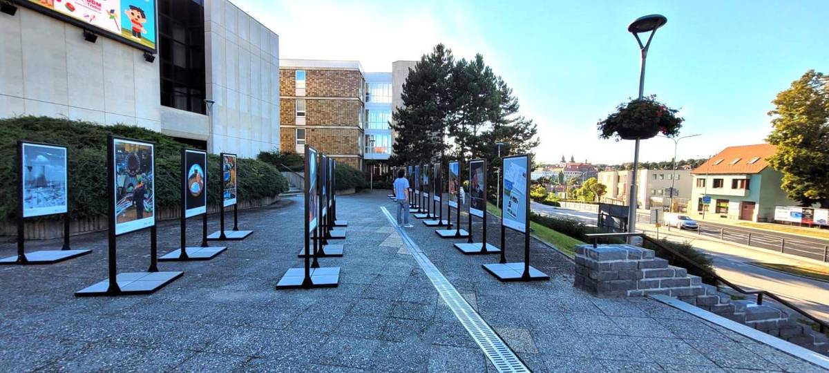 výstava mapující 40 let provozu JE Dukovany je od dnešního dne k vidění v Třebíči. Výstava, která mapuje nejen výstavbu a modernizaci elektrárny, ale také život zaměstnanců a dukovanského regionu, se posouvá na další místa. V Třebíči bude ke zhlédnutí do 22. září na Masarykově náměstí.