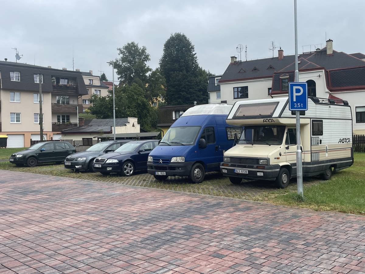 Vážení řidiči osobních vozidel. Chci vás požádat, abyste na parkovišti na náměstí Míru, parkovali na místech určených pro osobní vozidla a ne pro vozidla nákladní do 3,5 t, pro které jsou určena parkovací místa se zatravňovacími tvárnicemi. viz. foto. Děkuji. Tomáš Levinský, starosta města.