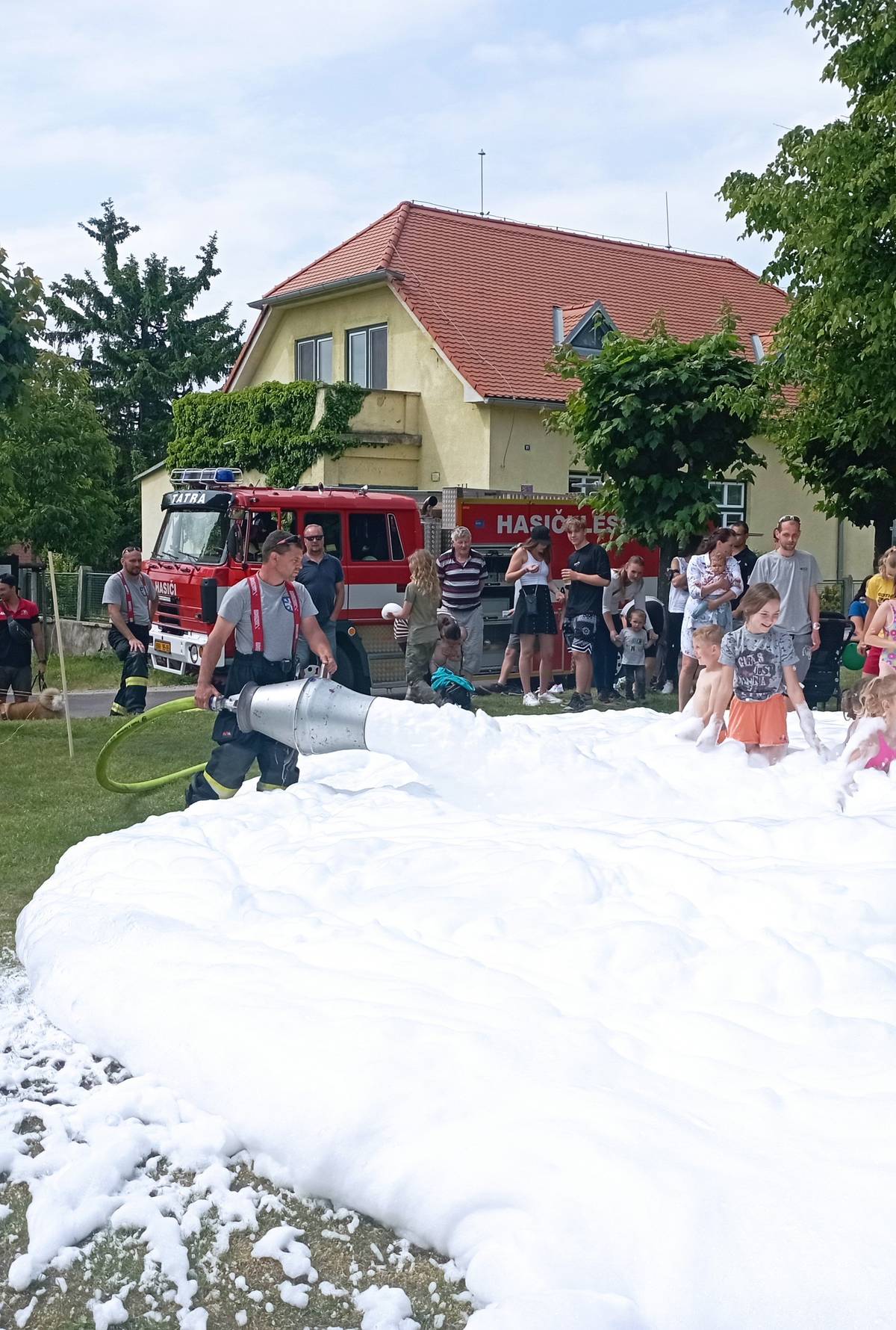 Zveme všechny na LOUČENÍ S PRÁZDNINAMI, které bude v sobotu 30.8.2025 od 14.00 v parku za kostelem. Těšit se můžete na hry, nafukovací atrakce, ukázku hasičské techniky, malování kamínků, hasičkou pěnu a jízdu na koni.