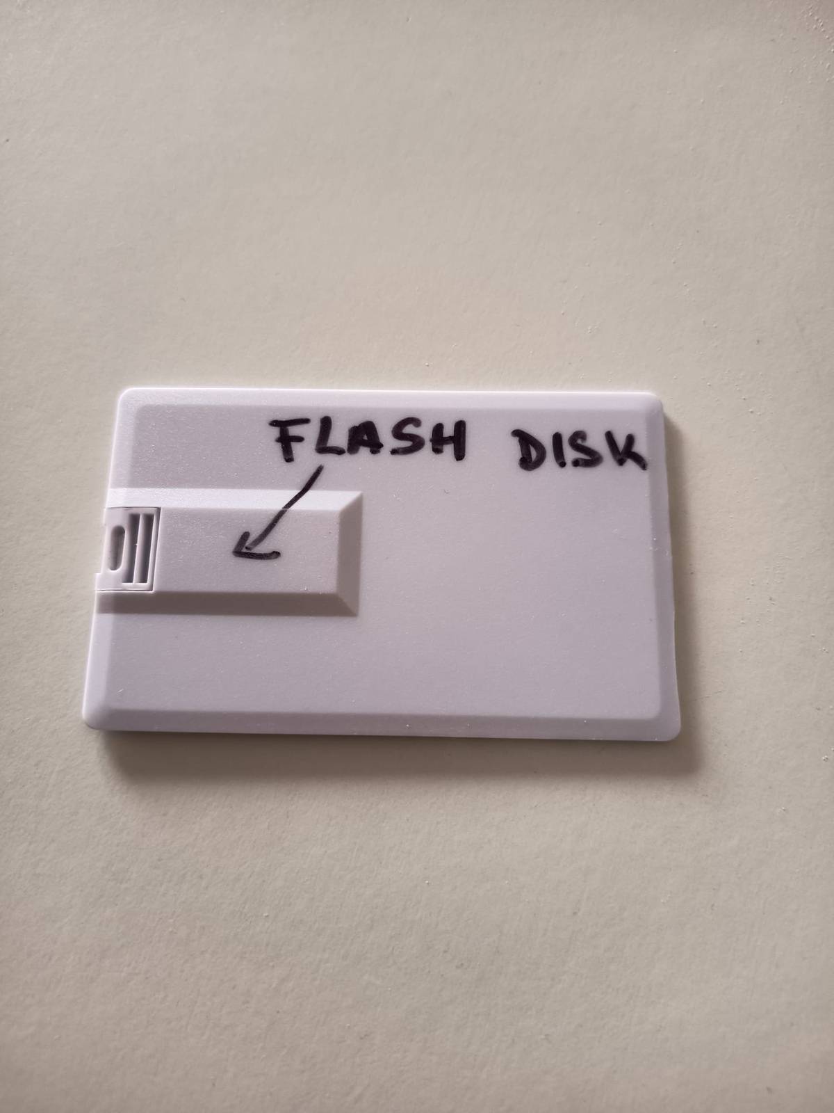 Po včerejší akci na výletišti byl na hřišti nalezen flash disk, viz fotka. Majitel nechť se ozve starostovi obce Obora Josefu Alexovi.