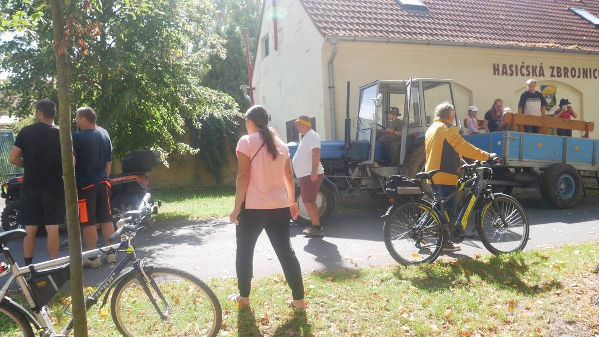 Ani letos nebyla porušena tradice a poslední prázdninovou sobotu se představily vrčeňské traktory na Traktoriádě. Účast byla sice o něco menší, ale i tak stroje projely obvyklou trasu.   P.S. Traktoriáda byla zakončena na lesním hřišti fotbalovým kláním. Podle ověřených zpráv v zápase nikdo neurtpěl zranění ani nezabloudil v lese.