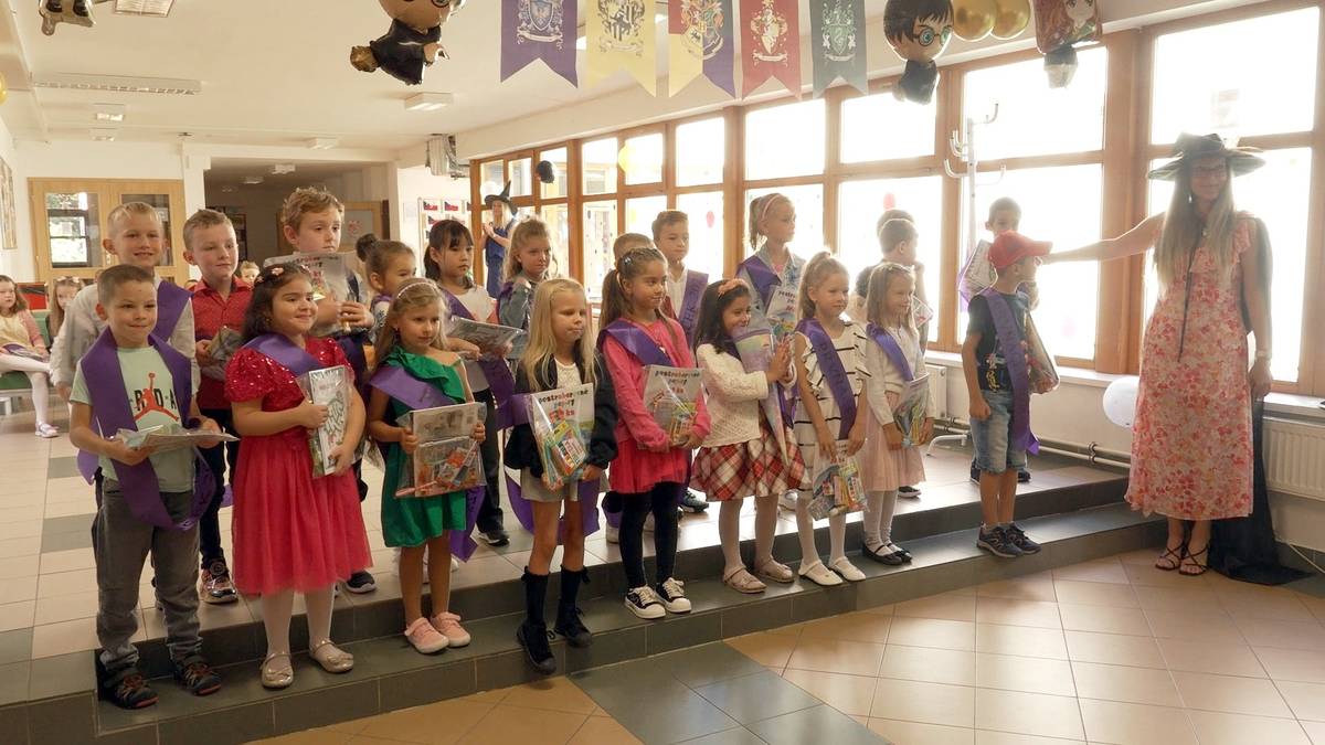 V Karviné dnes poprvé usedlo do lavic 467 prvňáčků na 11 základních školách. Na jejich velký den se přišli podívat i zástupci města – na ZŠ Školská přivítal děti náměstek primátora Radim Slíva, na ZŠ Mendelova pak Andrzej Bizoń. „První školní den je vždy velkou událostí nejen pro děti, ale i pro jejich rodiče. Přeji všem prvňáčkům, aby je školní léta bavila a přinášela radost,“ řekl primátor Jan Wolf. 🏫 Během prázdnin prošly karvinské školy rozsáhlými opravami a modernizacemi – vznikla nová hřiště, upravené učebny i zázemí, aby měli žáci ještě lepší podmínky pro vzdělávání i sport. ✨ Přejeme všem školákům úspěšný a radostný školní rok plný nových zážitků, kamarádů a poznání!