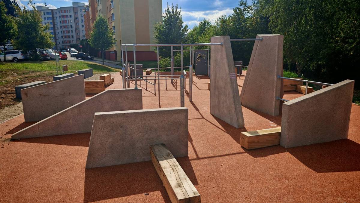 Přijďte ve čtvrtek 11. září na slavnostní otevření nového parkourového hřiště na sídlišti Mír.   15:00 – Příběh parkourového hřiště Úvodní slovo o tom, jak projekt vznikl a co nabízí.   15:10 – Parkourové workshopy Vyzkoušejte si překážky na hřišti pod vedením trenérů.    16:30 – Exhibice profesionálů Skoky, salta a kreativní kombinace české parkourové elity. Vystoupí: Jaroslav Chum, Kristián Szayna, Jakub Žofka, Tomáš Žáček, Jakub Kremljov     17:00 – Závodní show Speedrun na čas a freestyle sestavy. Děti i rodiče si mohou vyzkoušet vlastní závod.  Přijďte se přesvědčit, jak dokáže pohyb spojovat generace, a vyzkoušejte si nové hřiště spolu s profesionály.