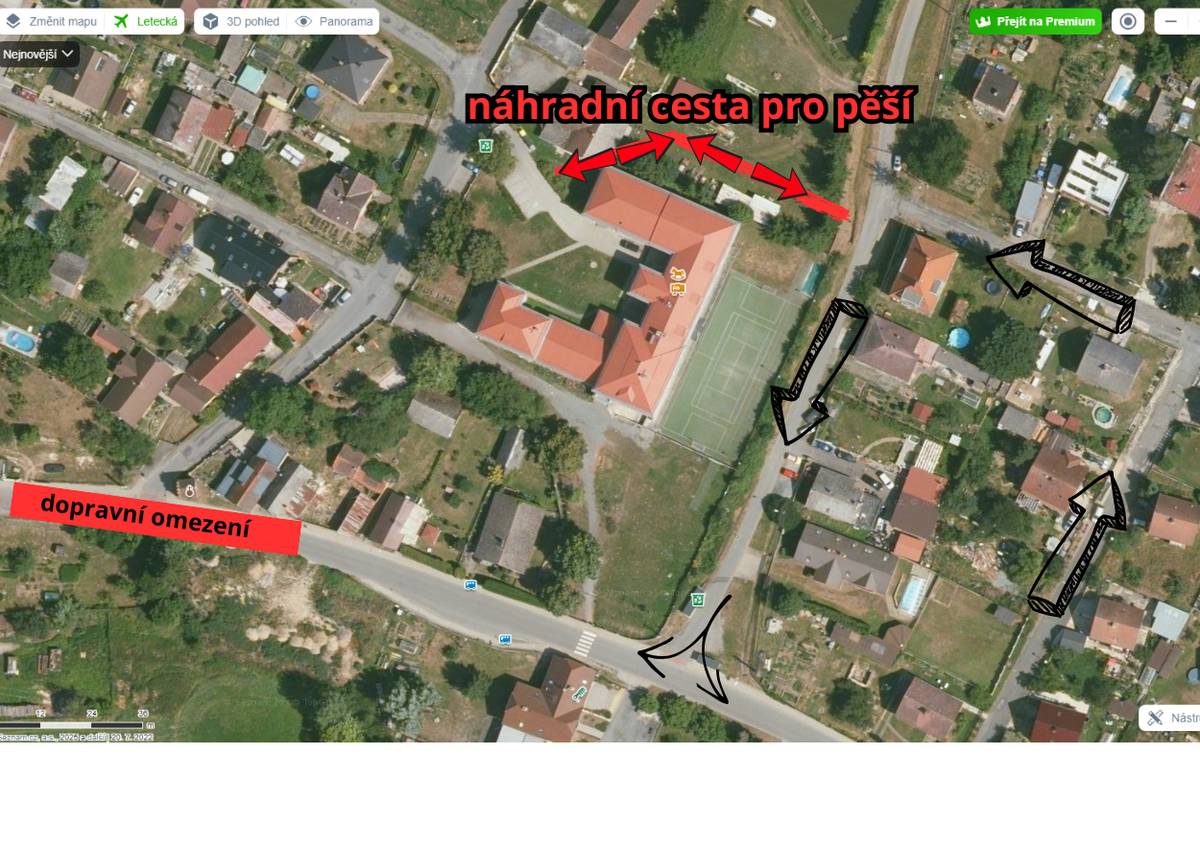 Vážení občané, od úterý 2. září bude z důvodu rozšíření silnice u kapličky platit částečná uzavírka komunikace u odbočky k základní škole. Tato uzavírka potrvá minimálně do 30. listopadu 2025.   Doprava bude v místě řízena semafory nebo pověřenými pracovníky.   Pro pěší je připravena náhradní trasa k základní škole, aby se minimalizoval provoz v oblasti stavby. Tato provizorní cesta vede od zadního vchodu u hřiště s umělým povrchem přes travnaté pozemky města kolem budovy kuchyyně a jídelny.   Žádáme vás, abyste pro usnadnění provozu v místě omezení dodržovali vyznačený směr dopravy, který najdete na plánku v příloze. Děkujeme za pochopení a trpělivost.