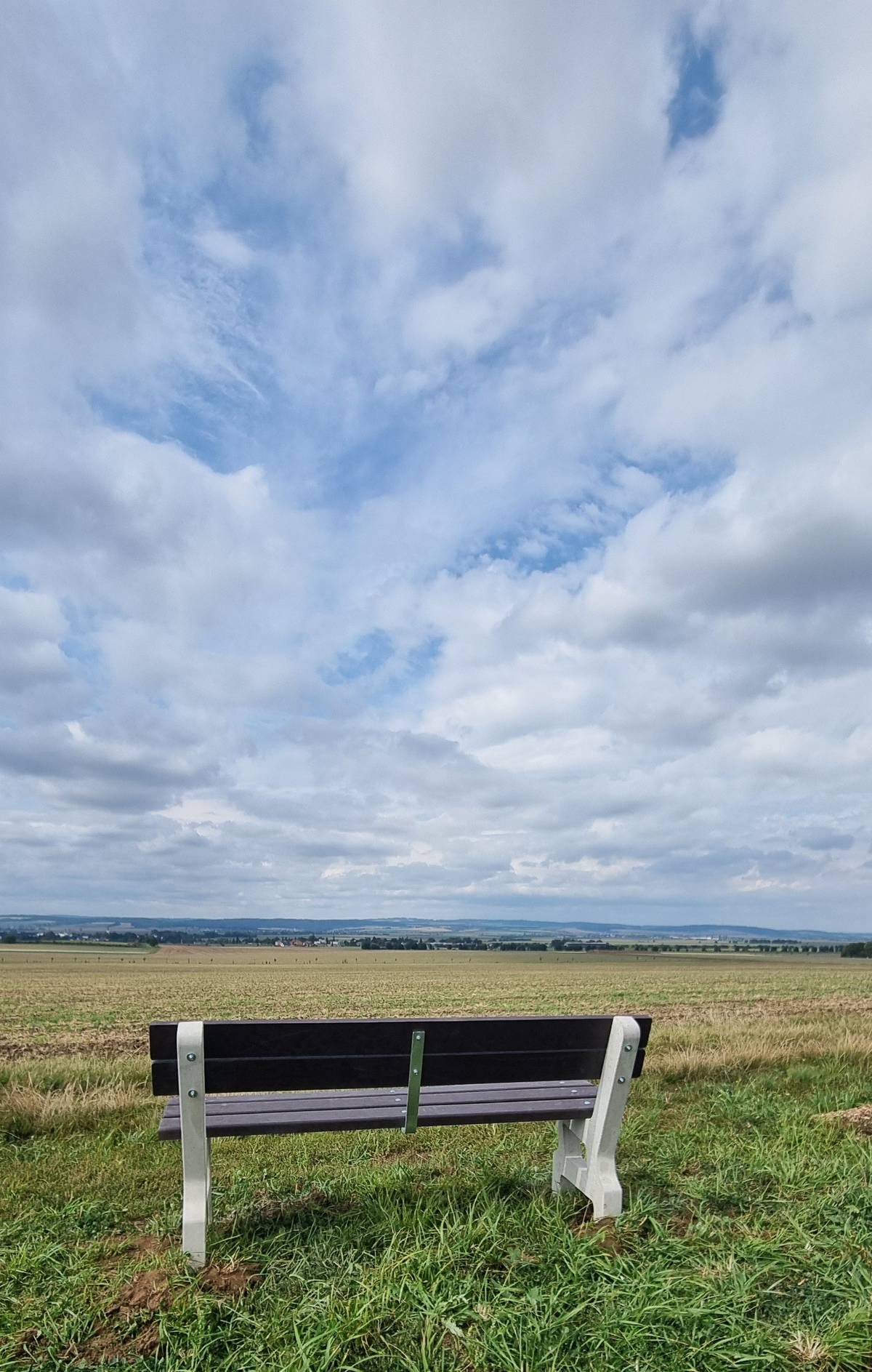 Na biokoridoru Skalov byly v těchto dnech umístěny nové lavičky. 🌿 Jsou určeny všem, kteří si chtějí vychutnat krásný výhled do krajiny, pozorovat západ slunce 🌅 nebo si jen na chvíli odpočinout po náročném dni. Věříme, že nové místo k posezení zpříjemní Vaše procházky a stane se příjemným bodem k zastavení a načerpání sil. 💚