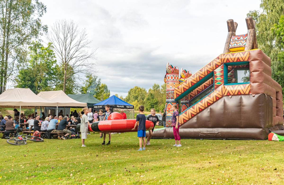 🌊 Velká vodní slavnost v naší obci 🌊   VIDEOZÁZNAM ZDE - https://youtu.be/c9wub5eQshs   Máme za sebou nádherný den, který spojil radost i velký okamžik pro celou obec. Společně jsme se prošli k novému vodojemu, kde vystoupila vodní víla s připomínkou, jak důležitá je voda pro náš život. Pan projektant pak shrnul dlouhou cestu, kterou jsme museli projít od prvních hledání zdrojů vody až po dnešní výsledek.   Nový vodojem má kapacitu 100 m³ vody a pro nás to znamená obrovskou změnu. Pro srovnání – starý vodojem pojmul sotva 8 m³ a voda do něj přitékala jen malým pramínkem. Pro představu, kbelík vody se z pramene napouštěl skoro celou minutu. Proto jsme v minulosti často zůstali úplně bez vody a museli jsme si ji složitě dovážet cisternou.   Letos je to poprvé po mnoha letech, kdy máme celé léto vodu bez přerušení. 💧 To je pro naši obec velký důvod k radosti.   Po slavnostní části jsme se všichni sešli na hřišti, kde hrála hudba, děti si užily vodní pokusy, skákací hrad i soutěže – a panovala skvělá nálada.   Děkujeme všem, kdo přišli, a těm, kteří se na celé cestě k vodě podíleli. 🙏❤️ Eva Kmiećová, starostka