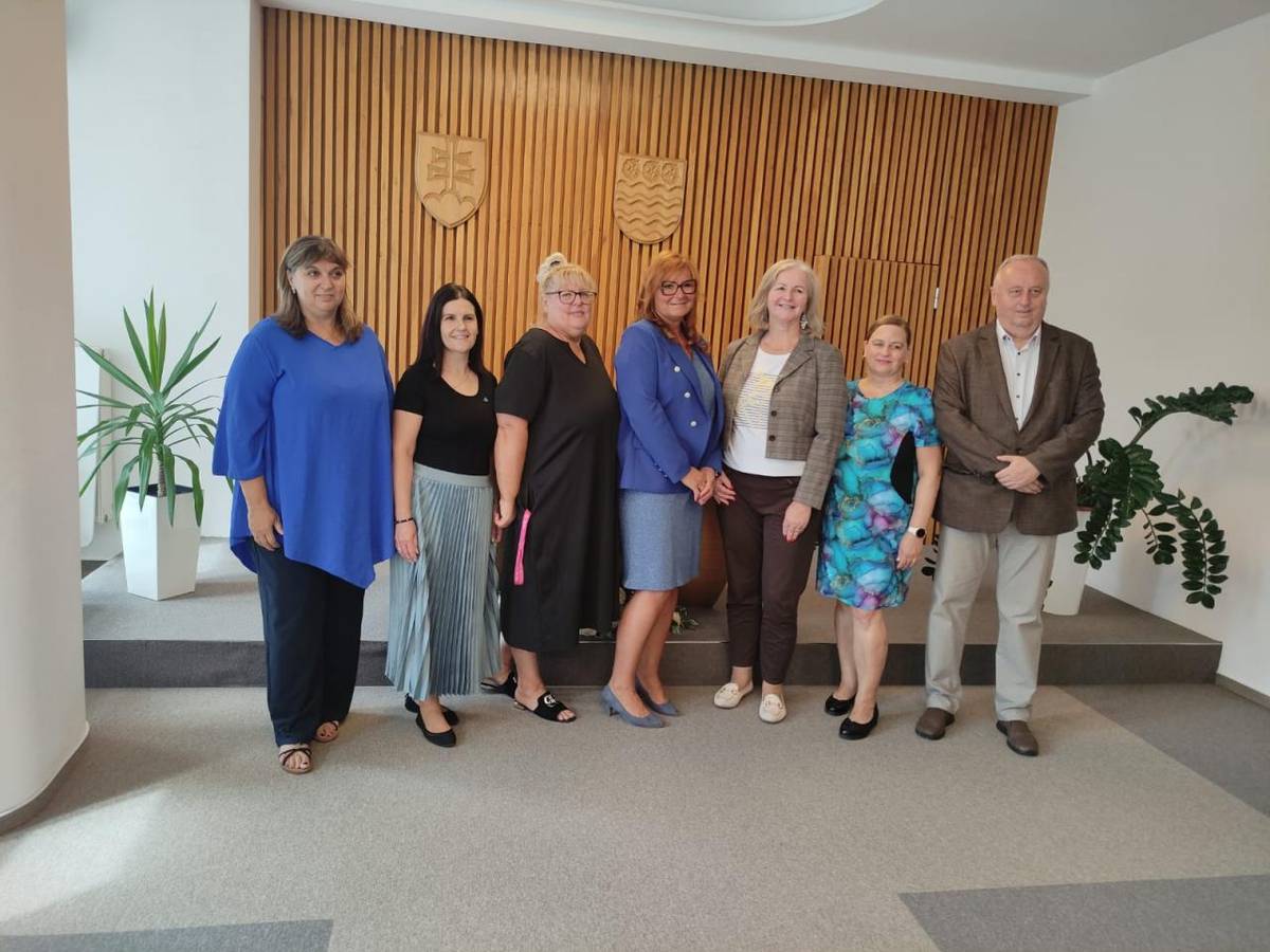 V rámci návštěvy našeho partnerského města Turčianské Teplice na Slovensku jsme měli možnost setkat se s primátorem města a zástupci Centra sociálnych služieb Horný Turiec.   Současně byla uzavřena spolupráce mezi naším Centrem pro seniory Holešov a Centrem Horný Turiec.