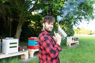 Josef se včelnicí
