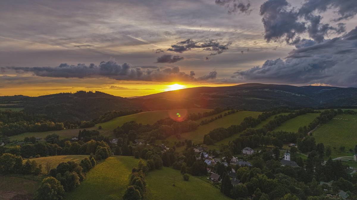 FOTOGALERII z akce se SLAVNOSTNÍM OTEVŘENÍM NOVÉHO VODOJEMU a oslavou na hřišti najdete na tomto odkazu.  https://rajce.net/evafara/album/velka-vodni-slavnost-slavnostni-otevreni-noveho-vodojemu-30-8-20