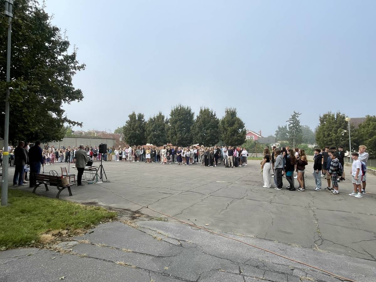 🎒📚 Dnes jsme společně zahájili nový školní rok na obou našich základních školách. Přejeme všem prvňáčkům úspěšný a radostný start, deváťákům hodně sil a dobré volby při rozhodování o budoucnosti a všem učitelům dostatek energie, trpělivosti i radosti z práce s dětmi. Ať je tento školní rok plný nových poznatků, přátelství a hezkých zážitků! 🌟