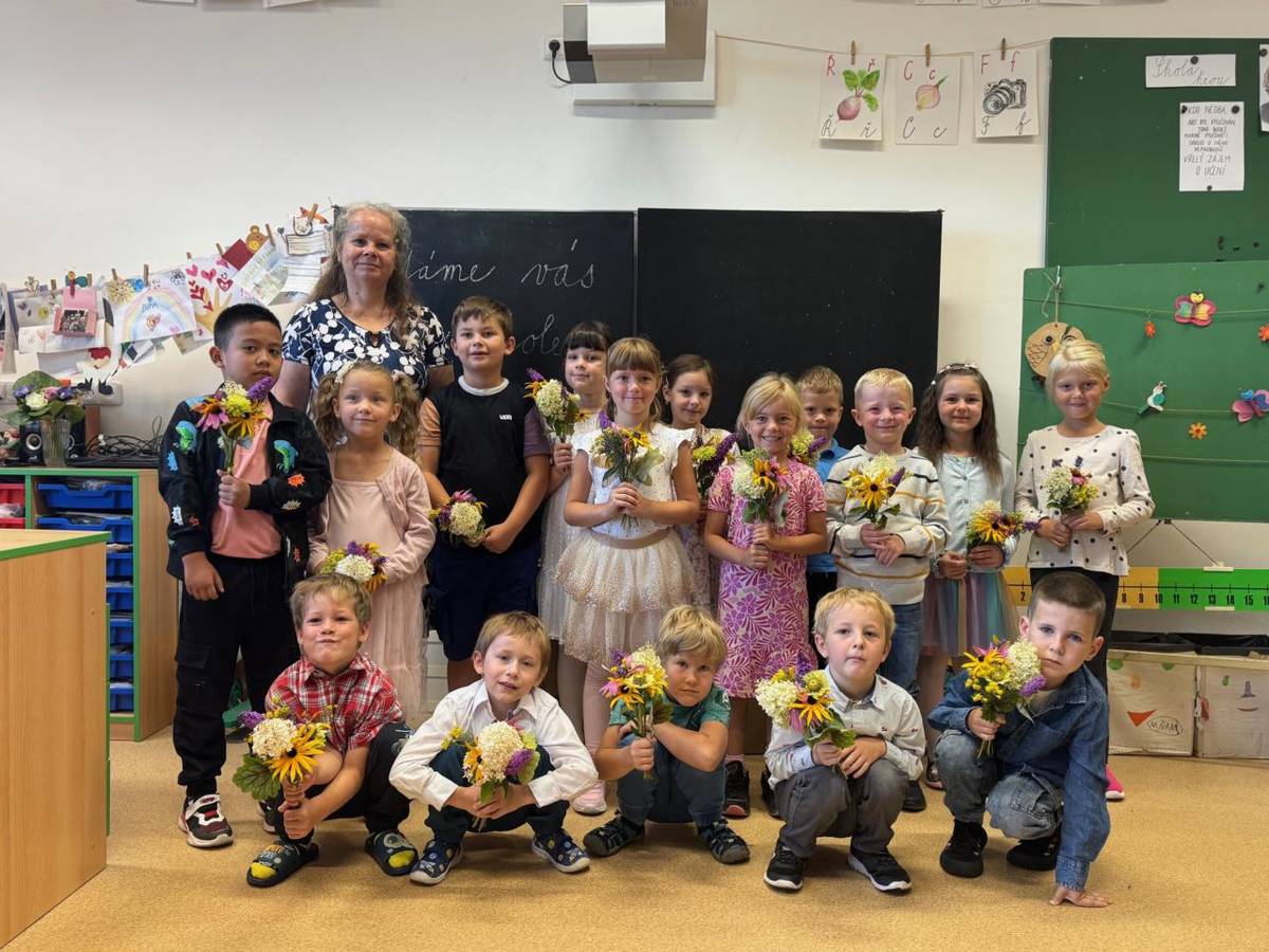 Přihlášeno 17, vyfoceno 16 – na naše poměry ohromná třída!  Tak ať je to u nás celých devět let těší!