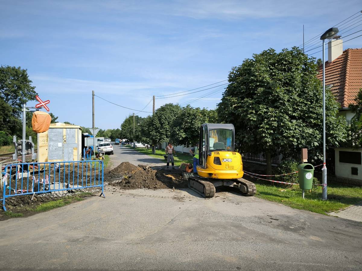 Ve čtvrtek 11. září 2025 bude v době od 08:00 do 16:00 hodin z důvodu úprav uzavřen železniční přejezd v Revoluční ulici (přejezd P2663 na trati Praha – Vysočany – Turnov).  Po dobu uzavírky bude instalováno dopravní značení vyznačující objízdné trasy. Po dokončení prací bude doprava neprodleně obnovena v původním režimu.