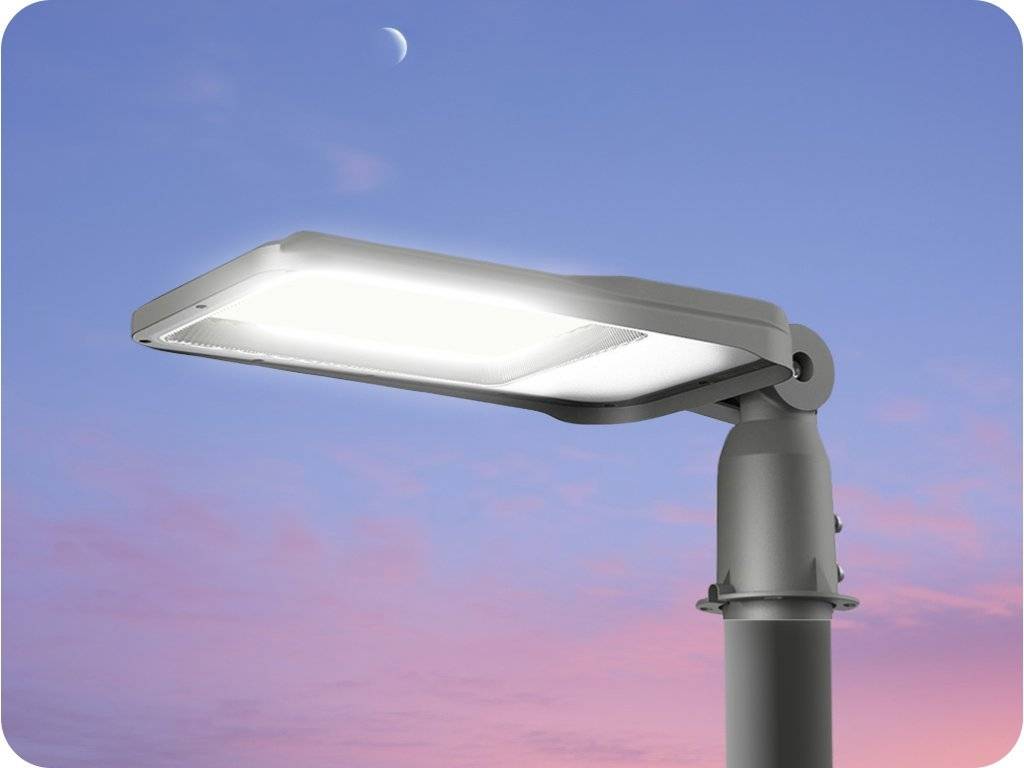 Od nešního dne budou v obci elektromontéři provádět montáž nových svítidel veřejného osvětlení.  Prosím jezděte opatrně v okolí plošiny. Pracovní prostor budou mít vyznačený. Děkujeme.