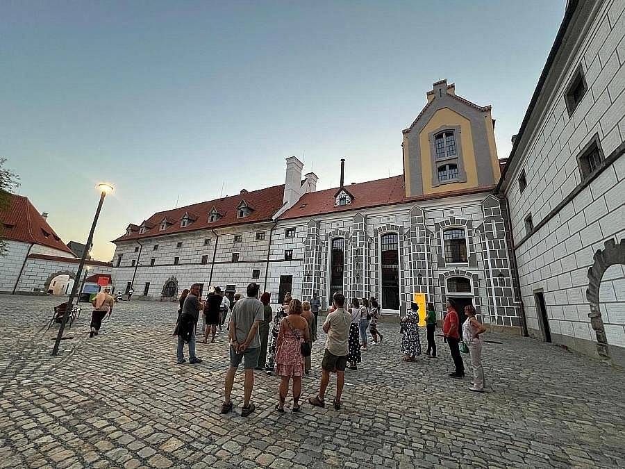 Český Krumlov se od 4. do 14. září připojí ke Dnům evropského dědictví. Návštěvníci se mohou těšit na výjimečné prohlídky, přednášky, výstavy i novinku – jógu v netradičním prostředí Galerie Port 1560. European Heritage Days (EHD) se napříč Evropou konají od roku 1991 pod záštitou Rady Evropy. V Česku tuto tradici zastřešuje Sdružení historických sídel Čech, Moravy a Slezska. Dny evropského dědictví patří k významným kulturně poznávacím a společenským akcím. Tématem letošního ročníku je „Architektonické dědictví“ jako okna do minulosti, dveře do budoucnosti. V Českém Krumlově se letos do akce zapojili organizace i dobrovolníci, program vás zavede například do synagogy, městské knihovny, Portu 1560 či zámeckých zahrad. „Dny evropského dědictví nejsou akcí určenou jen těm, kteří se profesně věnují památkám. Jsou událostí s celospolečenským rozměrem, která nabízí mnohem víc než jen volný vstup. Přináší nový úhel pohledu na naše kulturní dědictví. Věřím, že se nám v Krumlově daří dát akci přesah a že vás letošní program opět zaujme i pobaví,“ říká starosta Alexandr Nogrády. Výstavy zavedou návštěvníky do světa imaginace i do Slovinska Dny evropského dědictví v Českém Krumlově zahájí ve čtvrtek 4. září Slovinský podvečer v synagoze. Návštěvníci uvidí tři putovní výstavy projektu Kulturní dědictví UNESCO. Kromě komentované prohlídky se můžete těšit na přednášku o architektu Josipu Plečnikovi a setkání s hosty vernisáže, včetně velvyslance Slovinské republiky v Praze Aleše Baluta. V českokrumlovské synagoze bude k vidění také další zajímavá výstava obrazů a soch akademického sochaře Petra Fídi Fidricha s názvem Setkávání s anděly. Na vernisáž zajděte v neděli 14. září v 11.00 hodin, umělecký zážitek doplní hudební vystoupení Pavla Hocha a jazzové skupiny Tramín. Přednášky a mimořádné prohlídky Historie Českého Krumlova ožívá během Dnů evropského dědictví i přímo v ulicích a zahradách města. V sobotu 6. září se od 17.00 vydejte na poznávací procházku Po stopách českokrumlovských bran a opevnění s Martinem Jakabem: „Český Krumlov měl kdysi devět městských bran, dochovala se nám jen Budějovická, ostatní zmizely v 19. století.“ Procházka začíná na náměstí Svornosti a zavede vás ke zbytkům středověkých hradeb v Hradební ulici, k baště u pivovaru a skončí u Budějovické brány. „Na dobových snímcích si ukážeme původní podobu a srovnáme ji s aktuálním stavem,“ přibližuje historik Martin Jakab. Neméně zajímavé vyprávění vás čeká ve středu 10. září v knihovně, kde vás Lubomír Šmrha poutavým povídáním vtáhne do historie sklářské osady Lenora. Přednášku o vzniku této osady zpestří výstava lenorského skla ze soukromé sbírky pana Šmrhy a také promítání dobových snímků nejen z ateliéru Josefa a Františka Seidela. Naskytne se tak zcela výjimečná příležitost srovnání historických fotografií spolu se vzácnými křehkými uměleckými kousky. O více než 100 let se posunete od vyprávění ze Šumavy k příběhu Nicholase Wintona, který organizoval záchranné transporty židovských dětí z Čech. Novinářka Judita Matyášová odhalila příběh 80 českých židovských teenagerů, kteří se zachránili díky pěstounským rodinám ve Skandinávii. O své detektivní pátrání po zapomenutých židovských osudech se podělí v pátek 12. září od 16.30 v synagoze. Kromě takzvaných Wintonových dětí představí také příběh krumlovské židovské rodiny Breuerových. Jejich přímý potomek - americký grafik a výtvarník Noah Breuer, připomíná osudy svých předků výstavou Návrat. Kolekce děl inspirovaných vzorníky látek z rodinné textilky je rovněž k vidění v synagoze a vhodně tak doplní toto povídání. Po této besedě se můžete přesunout do 