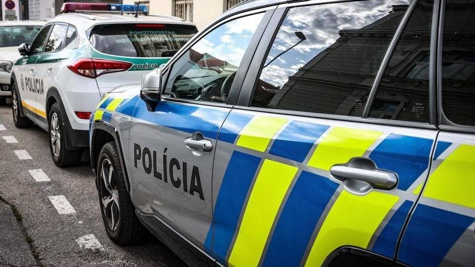 Obvodné oddelenie policajného zboru v Lužiankach oznamuje, že v územnej pôsobnosti Okresného riaditeľstva PZ v Nitre sa vyskytli prípady skupín robotníkov, ktorí ponúkajú rôzne služby (výmena rín, dlažby, obkladov, natieranie brán, opiľovanie drevín a pod.). Prosíme občanov, aby boli obozretní a na zdanlivo lákavé ponuky služieb nereagovali, prípadne sa o ich využití poradili s rodinou alebo známymi. Pokiaľ sa stretnete s takýmito osobami, príslušníci obvodného oddelenia sú pripravení byť nápomocní na linke 158. Taktiež sa o pomoc môžete obrátiť na pracovníkov obecného úradu. Dôrazne upozorňujeme, aby ste neznáme osoby nevpúšťali na svoje pozemky a do svojich príbytkov, neuzatvárali s nimi žiadne dohody a zmluvy, nerozmieňali hotovosť a neodporúčame ani nakupovanie rôzneho tovaru.