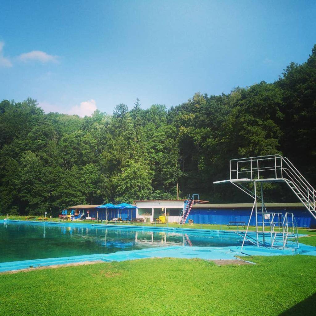 V týdnu od 1.9. do 7.9.bude koupaliště v provozu denně od   12: 00 do 18:00 hodin. Ale pozor!!   Pouze za příznivého počasí.   Děkujeme za pochopení