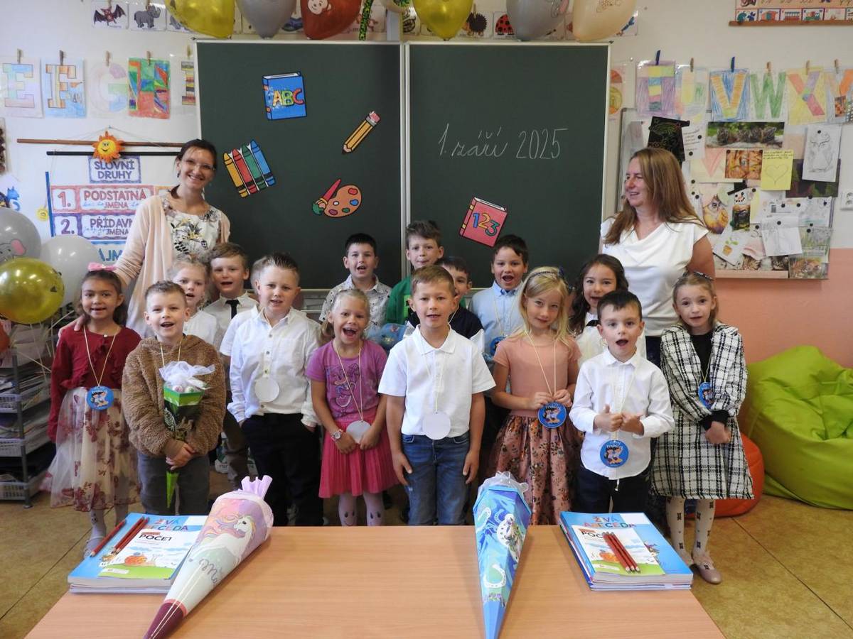 Prvňáčci se dnes symbolicky rozloučili se svou školkou. S úsměvem a květinou poděkovali paním učitelkám za společně prožité roky a pak se, za doprovodu rodičů, vydali ke škole.
